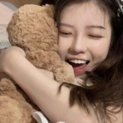 窗边女孩眼中对街的屋中女子